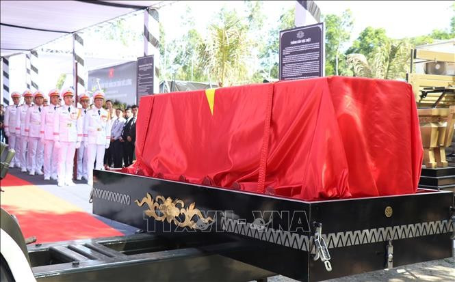 Linh cữu nguyên Chủ tịch nước Trần Đức Lương được đưa vào đến nơi an táng nghĩa trang xã Phổ Khánh. Ảnh: Phạm Cường/TTXVN Linh cữu nguyên Chủ tịch nước Trần Đức Lương được đưa vào đến nơi an táng nghĩa trang xã Phổ Khánh. Ảnh: Phạm Cường/TTXVN