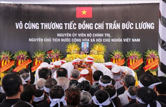 Nghi lễ hạ huyệt. Ảnh: Phạm Cường/TTXVN Nghi lễ hạ huyệt. Ảnh: Phạm Cường/TTXVN