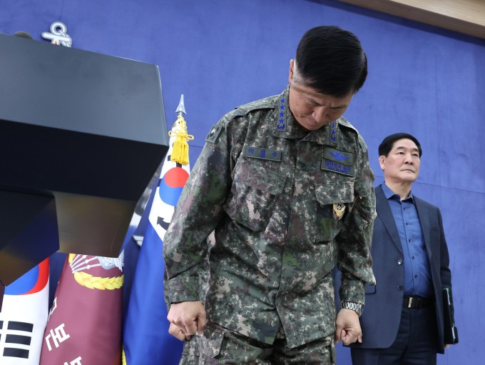 Tướng Lee Young-su, tham mưu trưởng không quân Hàn Quốc, cúi đầu xin lỗi trong cuộc họp báo tại trụ sở Bộ Quốc phòng ở thủ đô Seoul ngày 10/3. Ảnh: Yonhap Tướng Lee Young-su, tham mưu trưởng không quân Hàn Quốc, cúi đầu xin lỗi trong cuộc họp báo tại trụ sở Bộ Quốc phòng ở thủ đô Seoul ngày 10/3. Ảnh: Yonhap