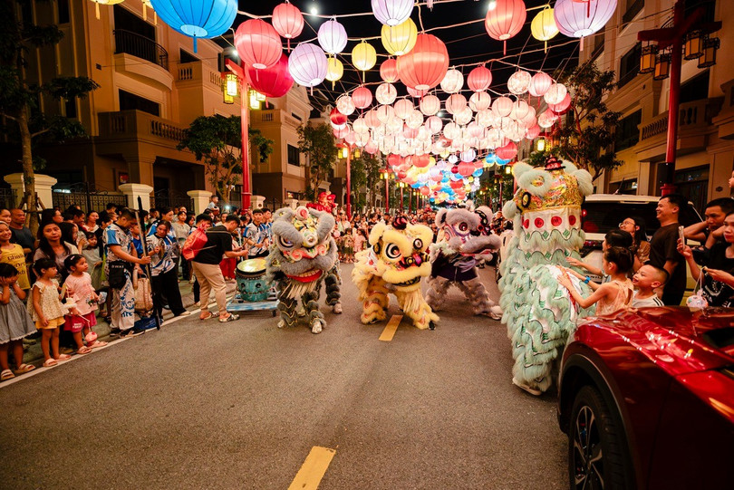 ບັນຍາກາດງານບຸນຊ່ວຍໃຫ້ Asia Vibe ດຶງດູດລູກຄ້າເປັນຈໍານວນຫຼວງຫຼາຍມາຍັງທຸລະກິດຂອງຕົນ. a3.jpg