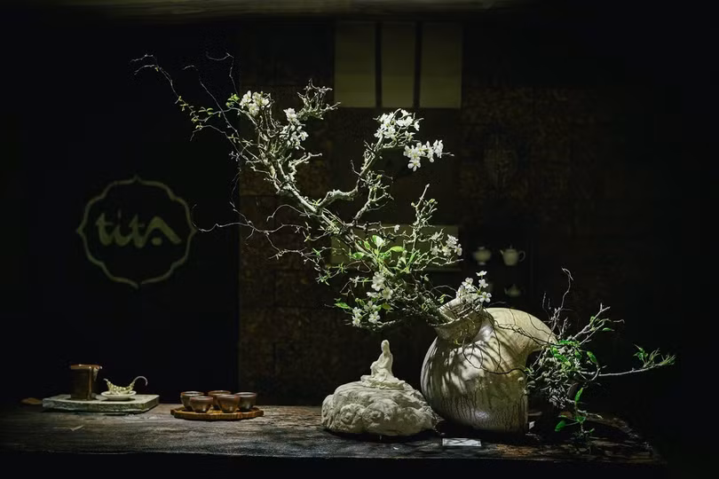 Hoa và trà tạo nên một không khí thiền định cho không gian triển lãm - Ảnh: BTC