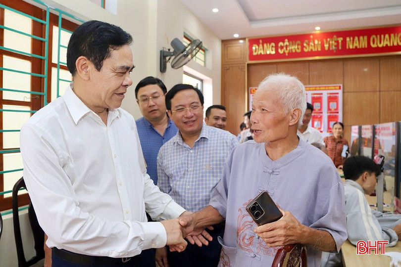 Chủ tịch UBND tỉnh Võ Trọng Hải trao đổi với công dân tại Trung tâm Phục vụ hành chính công xã Hương Phố. bqbht_br_img-7578-copy.jpg