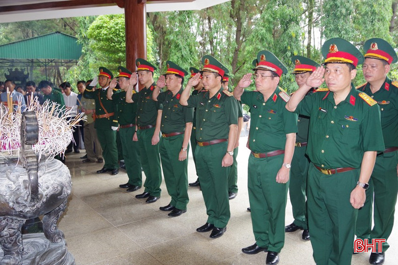 Đoàn dâng hương tưởng niệm tại Khu di tích lịch sử quốc gia đặc biệt Ngã ba Đồng Lộc. bqbht_br_anh-2-1.jpg