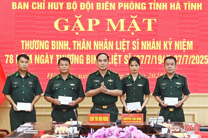 Đại tá Nguyễn Thái Bình - Chính ủy Ban Chỉ huy BĐBP Hà Tĩnh trao quà cho thân nhân liệt sỹ đang công tác trong lực lượng. bqbht_br_anh-4.jpg