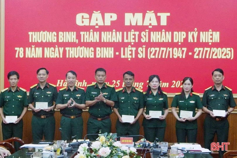 Trao quà của Chủ tịch nước, quà của Bộ Tư lệnh Quân khu 4 và Bộ CHQS tỉnh cho các cán bộ, nhân viên là thương binh, thân nhân liệt sỹ. bqbht_br_4.jpg