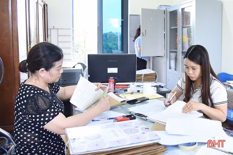 Cán bộ phường Nam Hà (TP Hà Tĩnh) tập trung chỉnh lý hồ sơ chuẩn bị cho việc thực hiện mô hình chính quyền địa phương 2 cấp.