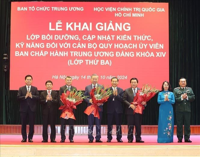 Đại diện Lớp bồi dưỡng kiến thức tặng hoa Tổng Bí thư, Chủ tịch nước Tô Lâm cùng các đồng chí lãnh đạo Đảng, Nhà nước. Ảnh: Trí Dũng/TTXVN Đại diện Lớp bồi dưỡng kiến thức tặng hoa Tổng Bí thư, Chủ tịch nước Tô Lâm cùng các đồng chí lãnh đạo Đảng, Nhà nước. Ảnh: Trí Dũng/TTXVN
