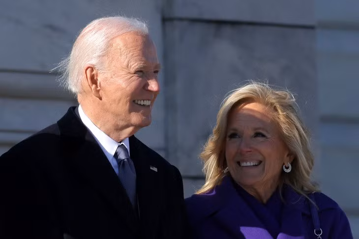 Ông Biden và vợ, bà Jill Biden, tham dự lễ nhậm chức của ông Trump ngày 20-1 - Ảnh: REUTERS