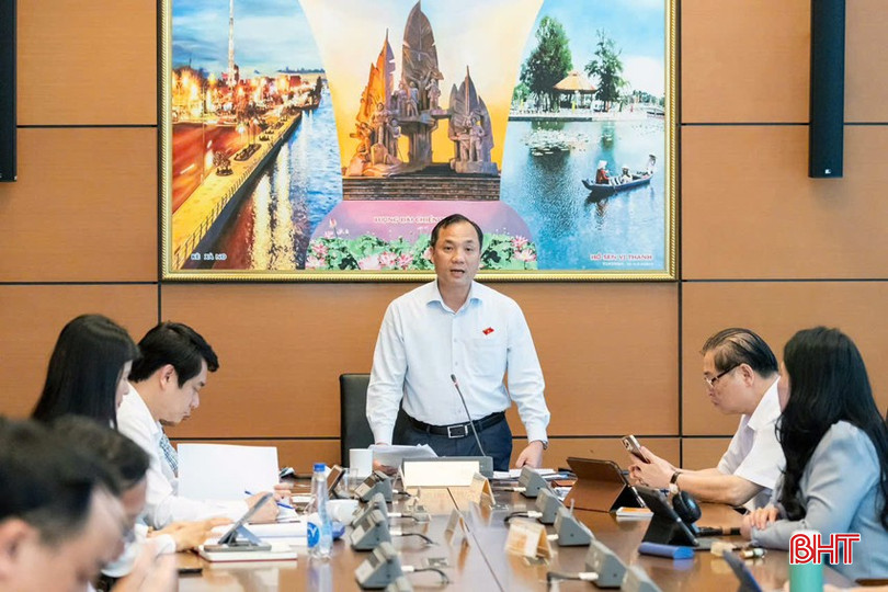 Trưởng đoàn ĐBQH tỉnh Hà Tĩnh Hoàng Trung Dũng chủ trì thảo luận. bqbht_br_z6627790135108-a5340d95bda96fb790819bca4cb776c7.jpg