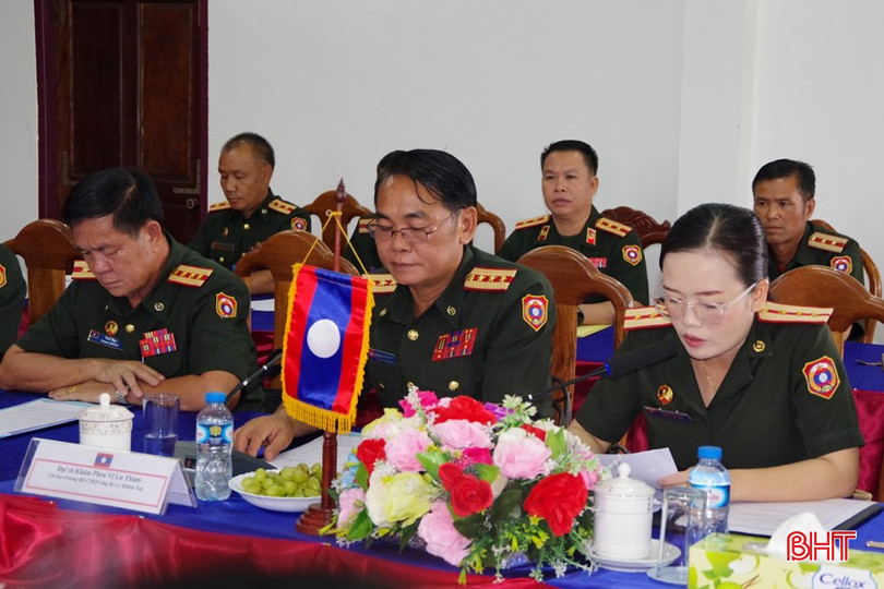 Đại tá Khăm Phén Vị Lư Thăm - Chỉ huy trưởng Bộ CHQS tỉnh Bolikhămxay trao đổi tại buổi hội đàm. bqbht_br_anh-3.jpg