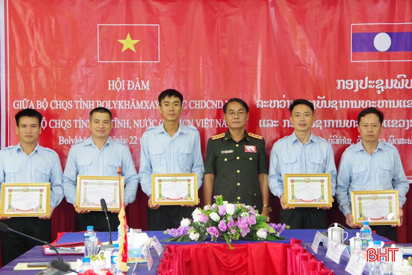 Bộ CHQS tỉnh Bolikhămxay trao bằng khen cho các thành viên Đội Quy tập của Bộ CHQS tỉnh Hà Tĩnh trong thực hiện nhiệm vụ mùa khô 2024-2025. bqbht_br_anh-5-2.jpg