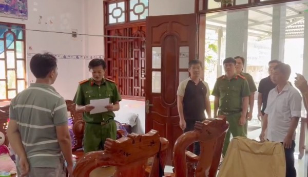 Khám xét nơi ở của Nguyễn Việt Phương - một trong 10 đối tượng đã bị bắt giữ.