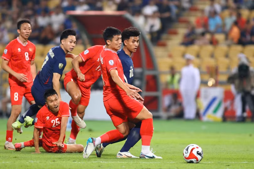 Doãn Ngọc Tân nhận thẻ vàng gây tranh cãi. Ảnh: Bảo Ngọc, Anh Tiến.