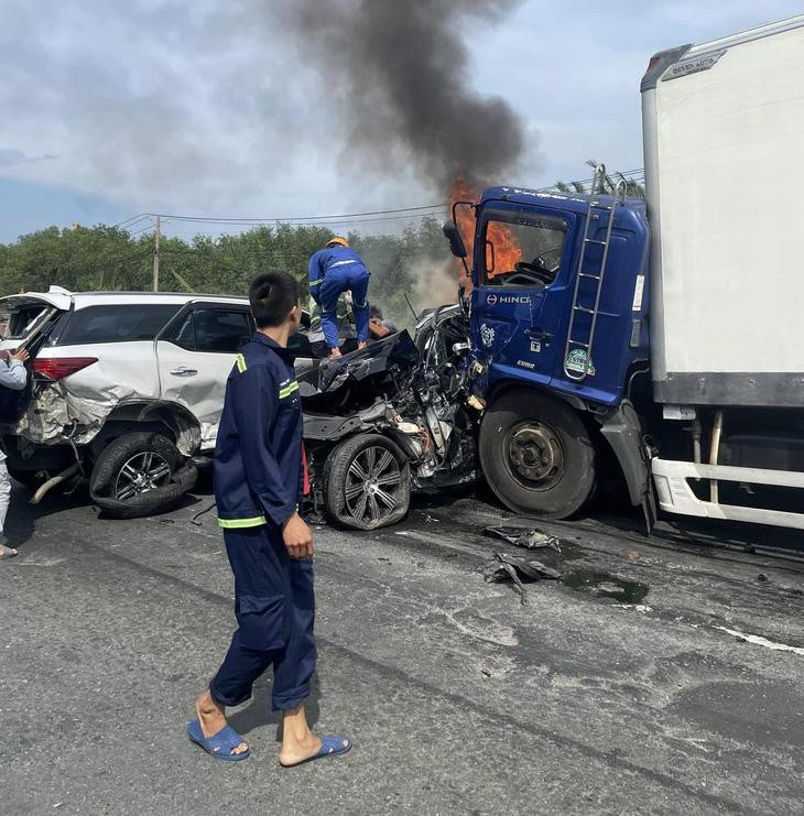 Ô tô bốc cháy ngùn ngụt tại hiện trường - Ảnh: LÊ LỘC