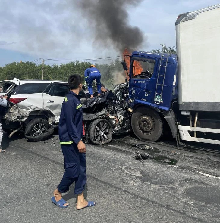 Ô tô bốc cháy ngùn ngụt tại hiện trường - Ảnh: LÊ LỘC