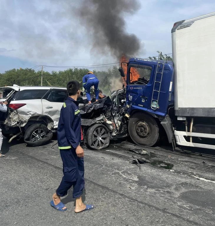 Nhiều ô tô tông liên hoàn, có xe bốc cháy ngùn ngụt - Ảnh: LÊ LỘC
