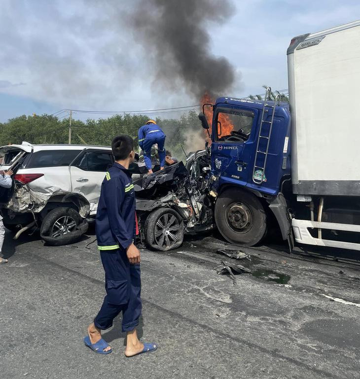 Nhiều ô tô tông liên hoàn, có xe bốc cháy ngùn ngụt - Ảnh: LÊ LỘC