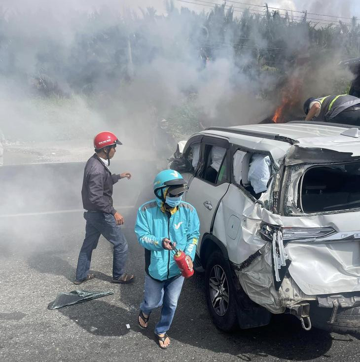 Nhiều người đi đường cố gắng dập lửa - Ảnh: LÊ LỘC