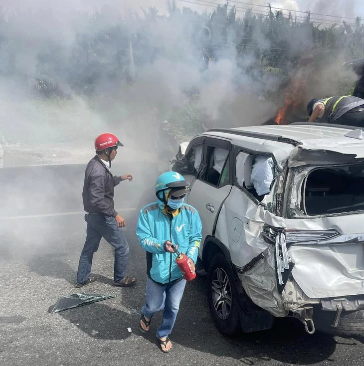 Nhiều người đi đường cố gắng dập lửa - Ảnh: LÊ LỘC