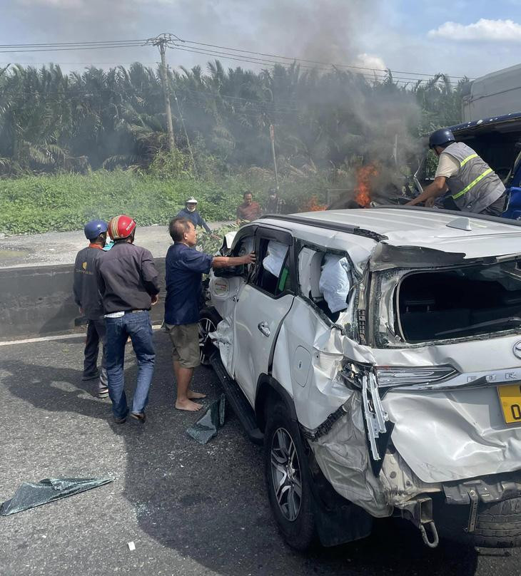 Có người mắc kẹt bên trong ô tô - Ảnh: LÊ LỘC
