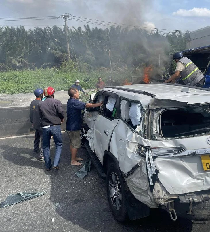 Có người mắc kẹt bên trong ô tô - Ảnh: LÊ LỘC
