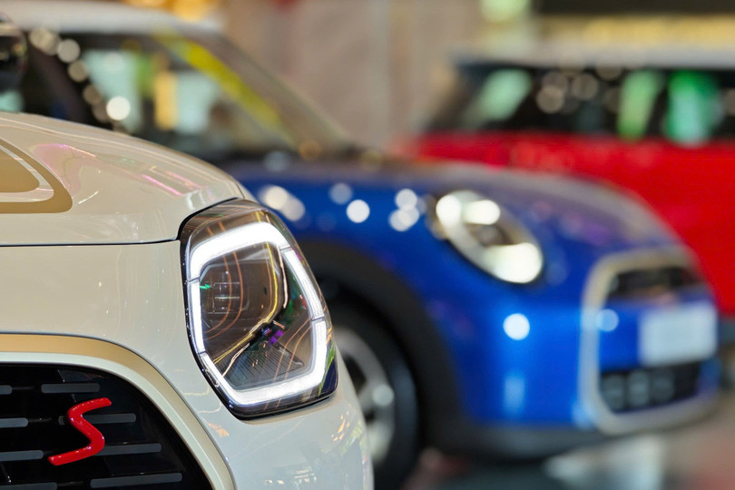 Có thể thấy đầu xe của MINI Countryman 2025 đã được thay đổi thiết kế hoàn toàn với viền chrome dày xung quanh lưới tản nhiệt hình bát giác, tương tự kiểu thiết kế trên chiếc MINI Cooper Convertible. Cản trước cũng được tinh chỉnh nhằm liên kết với phong cách của đầu xe, góc cạnh hơn và tối giản hơn.