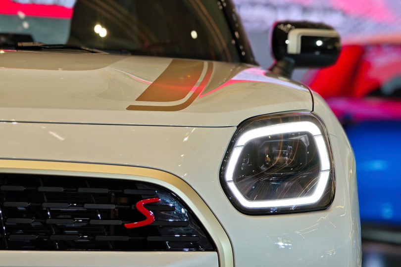 MINI Countryman S ALL4 được trang bị động cơ xăng tăng áp 4 xi-lanh 2.0L công suất 204 mã lực, mô men xoắn 300 Nm. Xe có khả năng tăng tốc 0-100 km/h trong 7,1 giây, vận tốc tối đa 228 km/h.