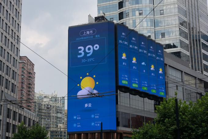 Bảng điện tử hiển thị nhiệt độ ở Thượng Hải, Trung Quốc ngày 2/8. Ảnh: AFP Bảng điện tử hiển thị nhiệt độ ở Thượng Hải, Trung Quốc ngày 2/8. Ảnh: AFP