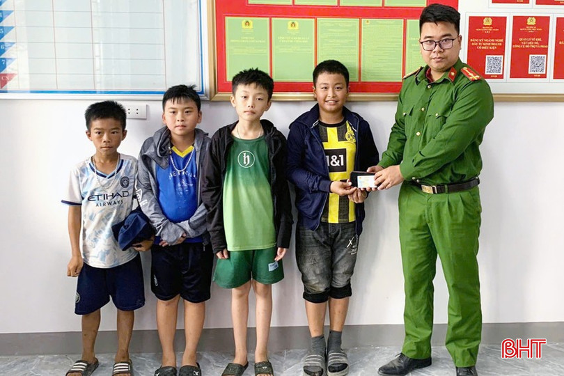 Ngay sau khi nhặt được của rơi, nhóm học sinh đã bàn giao cho cơ quan công an để tìm người trả lại. bqbht_br_gen-h-anh-01-cac-em-nhat-duoc-dien-thoai-va-cccd-giao-lai-cho-cong-an.jpg