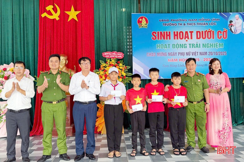 Ban giám hiệu Trường Tiểu học và THCS Thuận Lộc cùng Công an phường Nam Hồng Lĩnh tuyên dương nhóm học sinh. bqbht_br_gen-h-anh-01-cong-an-phuong-nam-hong-linh-va-bgd-truong-th-va-thcs-thuan-loc-phuong-nam-hong-linh-trao-thuong-cho-cac-em.jpg