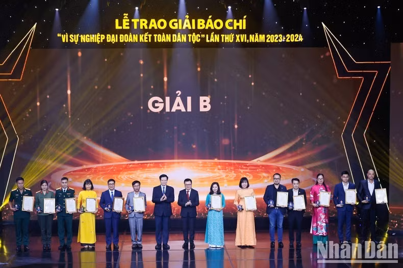 Các đồng chí Ủy viên Trung ương Đảng: Mai Văn Chính, Trưởng Ban Dân vận Trung ương; Lê Quốc Minh, Tổng Biên tập Báo Nhân Dân, Phó Trưởng Ban Tuyên giáo Trung ương, Chủ tịch Hội Nhà báo Việt Nam trao giải B cho các tác giả/nhóm tác giả đạt giải. (Ảnh: THẾ ĐẠI)