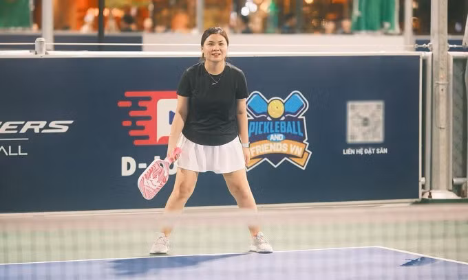 Phương Thảo chơi Pickleball trên sân. Ảnh nhân vật cung cấp.