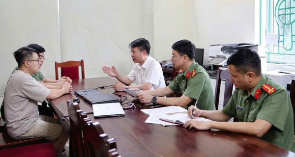 Thiếu tướng Nguyễn Minh Tuấn, Giám đốc Công an tỉnh Phú Thọ (áo trắng) trực tiếp lấy lời khai các đối tượng trong đường dây lừa đảo tiền ảo PAYN. Thiếu tướng Nguyễn Minh Tuấn, Giám đốc Công an tỉnh Phú Thọ (áo trắng) trực tiếp lấy lời khai các đối tượng trong đường dây lừa đảo tiền ảo PAYN.