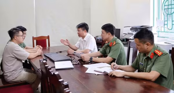 Thiếu tướng Nguyễn Minh Tuấn, Giám đốc Công an tỉnh Phú Thọ (áo trắng) trực tiếp lấy lời khai các đối tượng trong đường dây lừa đảo tiền ảo PAYN.