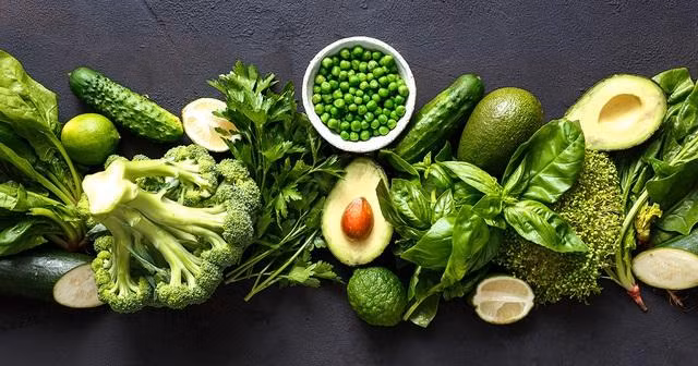 Các loại rau xanh và trái cây góp phần giảm cholesterol hiệu quả.