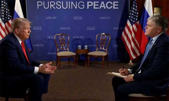 Tổng thống Trump và phóng viên Sean Hannity trong cuộc phỏng vấn ngày 15/8. Ảnh: Fox News Tổng thống Trump và phóng viên Sean Hannity trong cuộc phỏng vấn ngày 15/8. Ảnh: Fox News