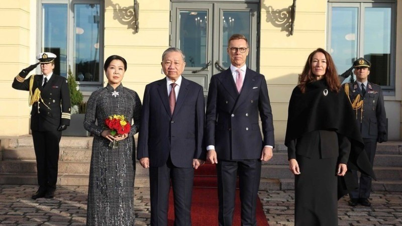 Tổng thống Cộng hòa Phần Lan Alexander Stubb và Phu nhân chủ trì Lễ đón chính thức Tổng Bí thư Tô Lâm và Phu nhân thăm chính thức Cộng hòa Phần Lan. (Ảnh: TTXVN). vna-potal-le-don-chinh-thuc-tong.jpg