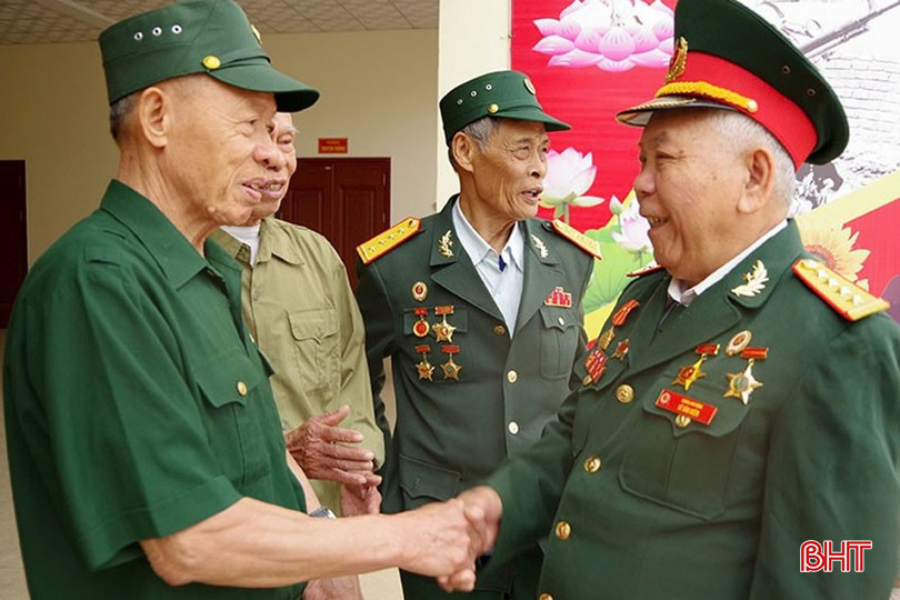 Đại úy Lê Văn Kiệm (ngoài cùng bên phải) cùng các cựu chiến binh Tiểu đoàn 8 pháo cao xạ Bình Hà trong ngày gặp mặt. bqbht_br_1.jpg