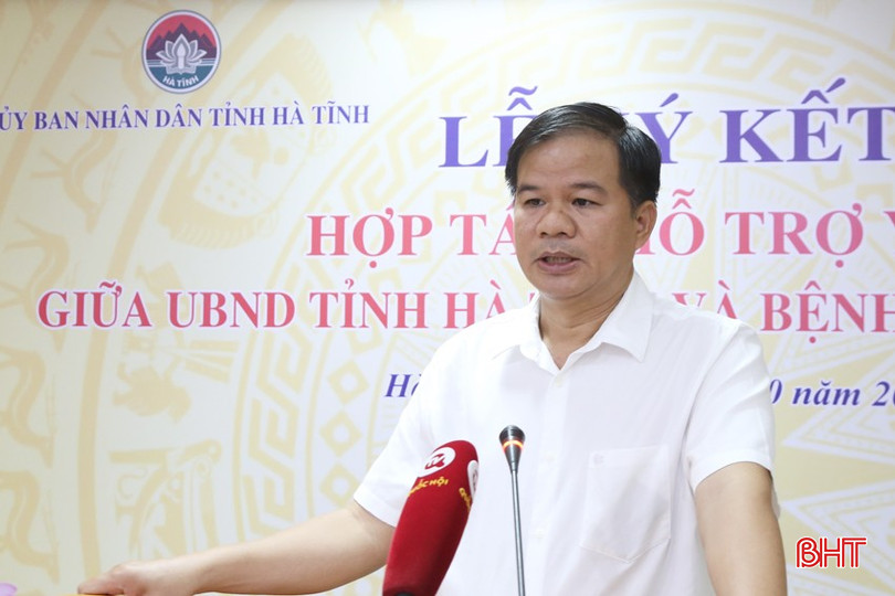 PGS.TS Đào Xuân Cơ - Giám đốc Bệnh viện Bạch Mai: Ngoài việc hỗ trợ đào tạo tại Hà Nội, đơn vị sẽ cử các chuyên gia đầu ngành trực tiếp về hỗ trợ tại các cơ sở y tế ở Hà Tĩnh theo hình thức cầm tay chỉ việc. 5-6086.jpg