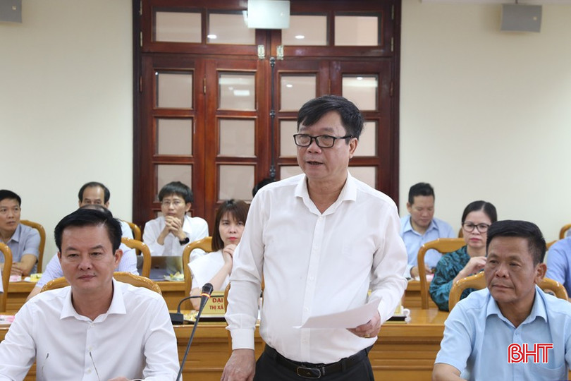 Giám đốc Sở Y tế Nguyễn Minh Đức trao đổi một số nội dung tại lễ ký kết. 2-5703.jpg