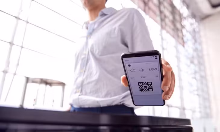 Trong tương lai, hộ chiếu và thẻ lên máy bay đều nằm trong điện thoại di động giúp đơn giản hóa thời gian làm thủ tục lên máy bay - Ảnh: GUARDIAN