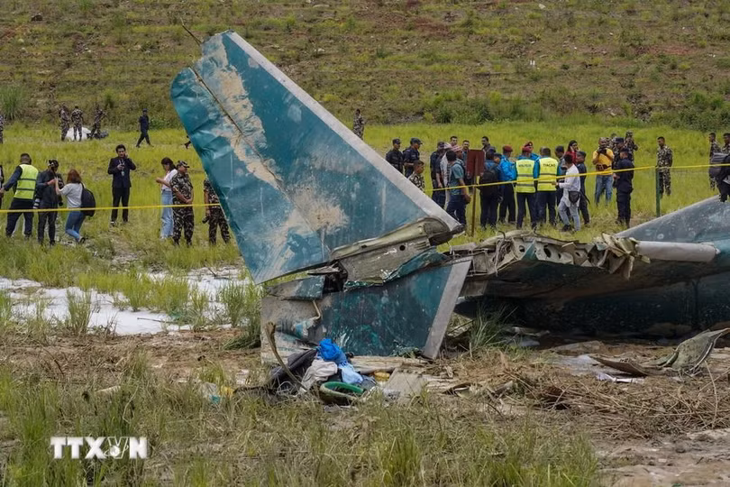 Hiện trường vụ tai nạn máy bay tại Kathmandu, Nepal, hôm 24/7. (Ảnh: THX/TTXVN)