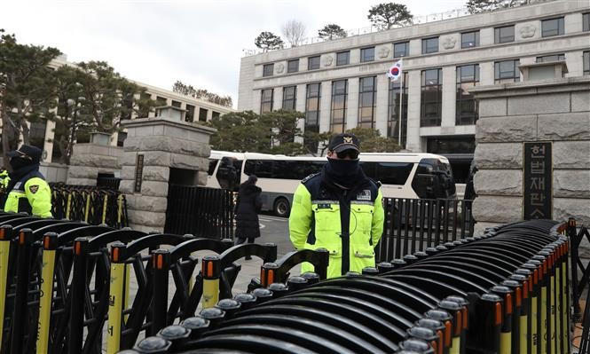 Cảnh sát gác bên ngoài Tòa án Hiến pháp ở thủ đô Seoul, Hàn Quốc ngày 25/2/2025. Ảnh: THX/TTXVN Cảnh sát gác bên ngoài Tòa án Hiến pháp ở thủ đô Seoul, Hàn Quốc ngày 25/2/2025. Ảnh: THX/TTXVN
