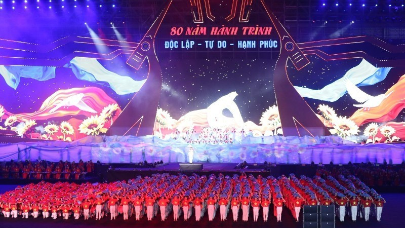 Chương trình nghệ thuật đặc biệt “80 năm – Hành trình Độc lập, Tự do, Hạnh phúc” là bản hùng ca chào mừng kỷ niệm 80 năm Quốc khánh 2/9. (Ảnh: TRẦN HUẤN) 80-nam-8656.jpg