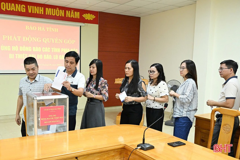 Cán bộ, phóng viên, người lao động Báo Hà Tĩnh trích một ngày lương để quyên góp ủng hộ. 111.jpg