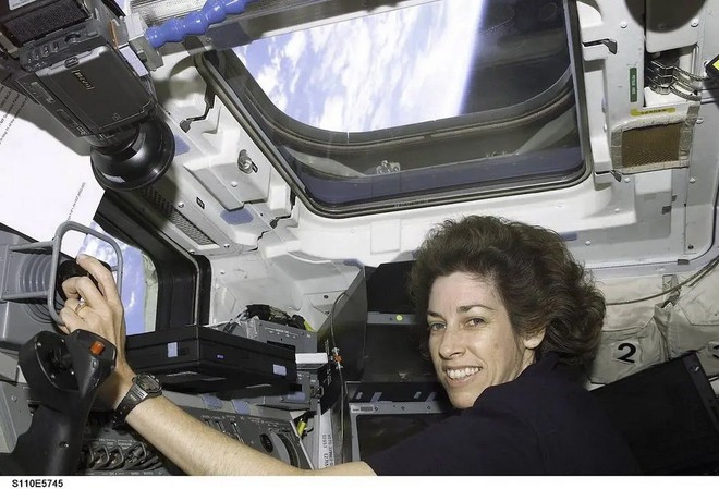 Tiến sỹ Ellen Ochoa trên buồng lái của tàu con thoi Atlantis. (Ảnh: NASA) Tiến sỹ Ellen Ochoa trên buồng lái của tàu con thoi Atlantis. (Ảnh: NASA)