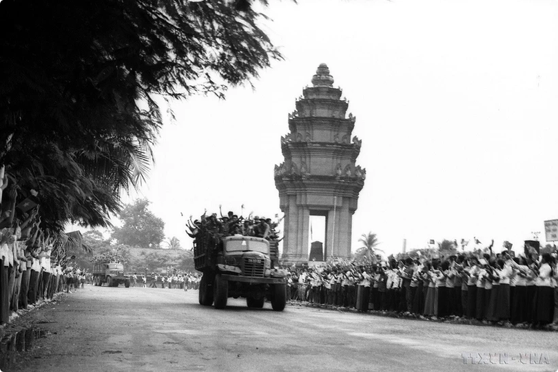 Hàng vạn người dân Thủ đô Phnom Penh đứng dọc hai bên đường, lưu luyến tiễn đưa Quân tình nguyện Việt Nam hoàn thành nghĩa vụ quốc tế, lên đường trở về nước, tháng 6/1984.( Ảnh: TTXVN). screenshot-2025-01-07-at-09-37-07-chien-thang-7-1-da-khac-sau-vao-tam-kham-cua-nhan-dan-campuchia-vietnam-vietnamplus.png