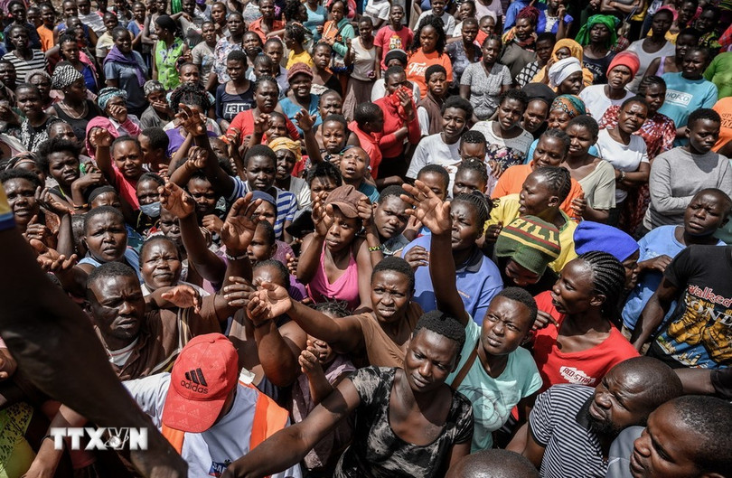 Người dân chờ được phát thực phẩm cứu trợ tại Nairobi, Kenya. (Ảnh: AFP/TTXVN)
