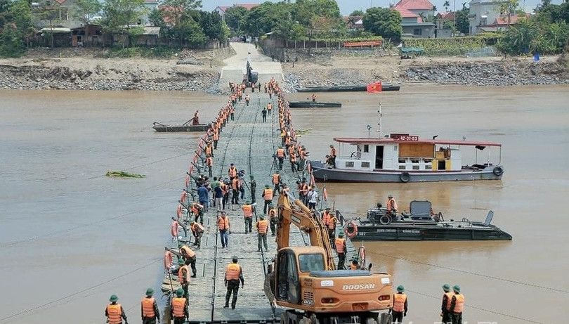 Cầu phao Phong Châu giúp việc lưu thông của người dân địa bàn nhiều huyện, thành phố ở Phú Thọ rút ngắn hàng chục km (Ảnh: Báo Phú Thọ). Cầu phao Phong Châu giúp việc lưu thông của người dân địa bàn nhiều huyện, thành phố ở Phú Thọ rút ngắn hàng chục km (Ảnh: Báo Phú Thọ).