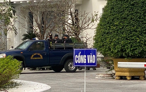 Cảnh sát cơ động có mặt tại trụ sở Đại học Huế để thực hiện nhiệm vụ trong sáng 18/1.